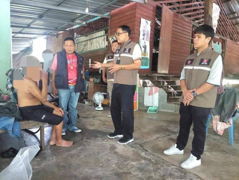 กต.ตร.เมืองแปดริ้ว ลงพื้นที่สังเกตุการปฎิบัติงานของตำรวจชุดสืบสวนเข้าตรวจค้นยาเสพติด