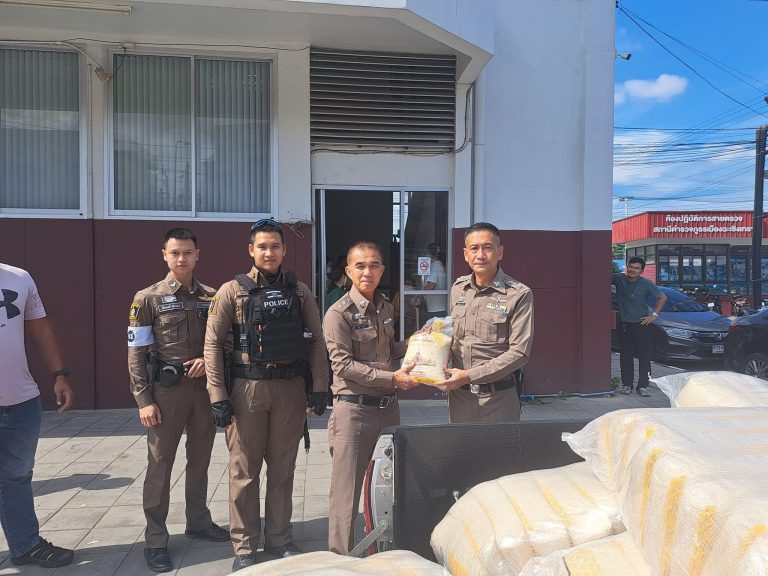 แจกข้าวสารให้กับข้าราชการตำรวจ