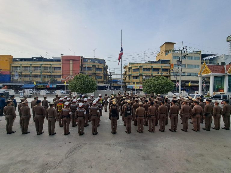 เข้าแถวเคารพธงชาติ และตรวจการแต่งกาย