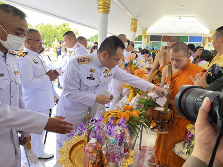 ร่วมพิธีทำบุญตักบาตร