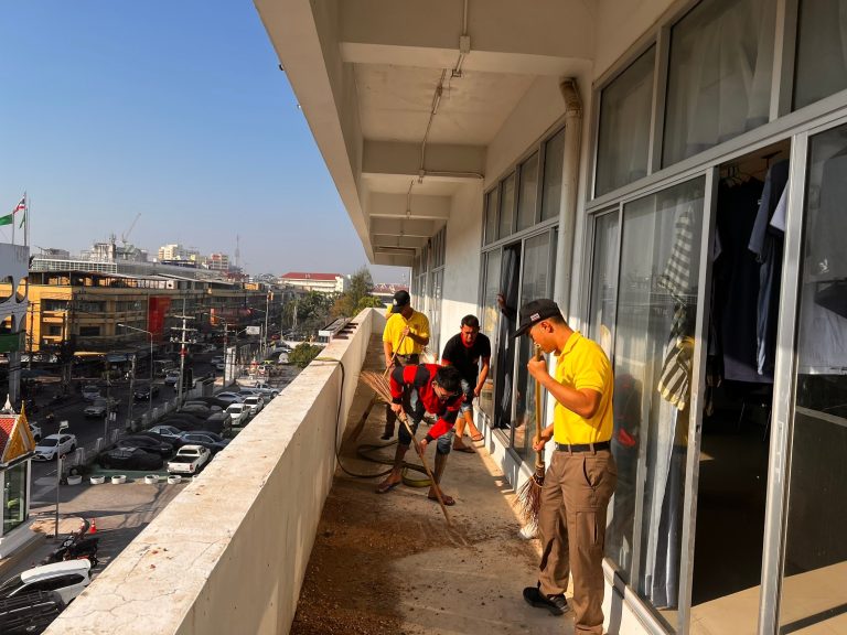 ทำความสะอาดมูลนกพิราบ บริเวณโดยรอบอาคาร สภ.เมืองฉะเชิงเทรา