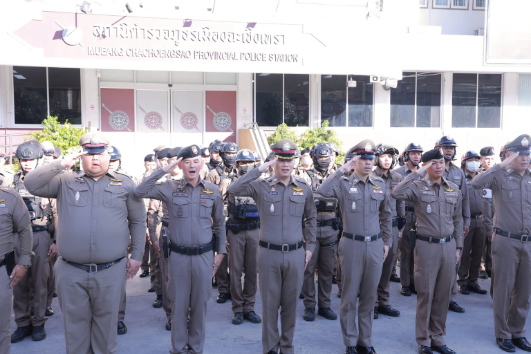 เข้าแถวเคารพธงชาติพร้อมตรวจเครื่องแต่งกายและทรงผม