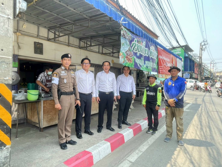 ร่วมกำหนดจุด ตีเส้น ” เขตปลอดภัย ” บริเวณทางออกสมาคมสงเคราะห์ฉะเชิงเทรา ถนนศุภกิจ เพื่อเป็นการอำนวยความสะดวก ให้กับรถกู้ชีพ กู้ภัย