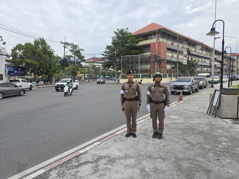 อำนวยความสะดวกการจราจร ถนนมรุพงษ์หน้าโรงเรียนวัดเมือง