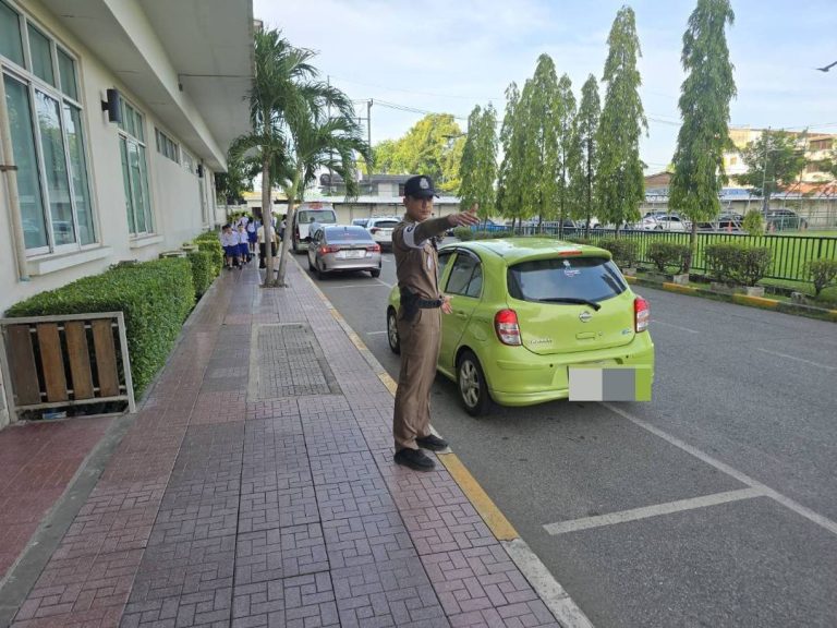 อำนวยการจราจรหน้าโรงเรียนเซนต์หลุยส์