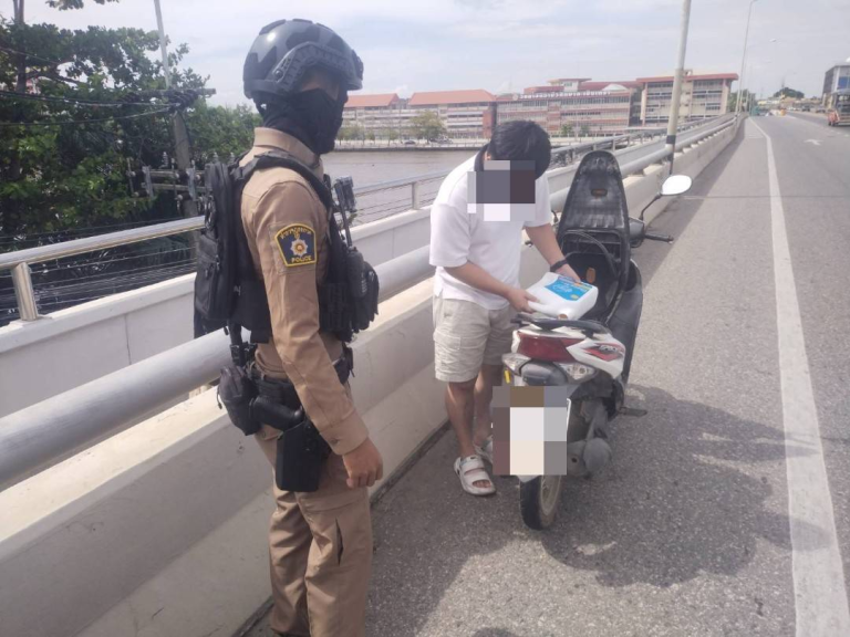 ช่วยเหลือประชาชน รถ จยย.น้ำมันหมด