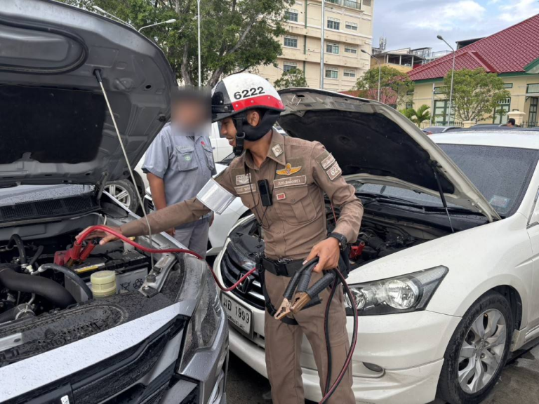 ช่วยเหลือประชาชน รถยนต์แบตเตอรี่หมด