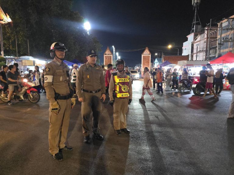 อํานวยการจราจร ให้กับประชาชนผู้มาร่วม กิจกรรมการแข่งขันกีฬา ระหว่าง ทีมหมอนทองและทีมบอยท่าพระจันทร์