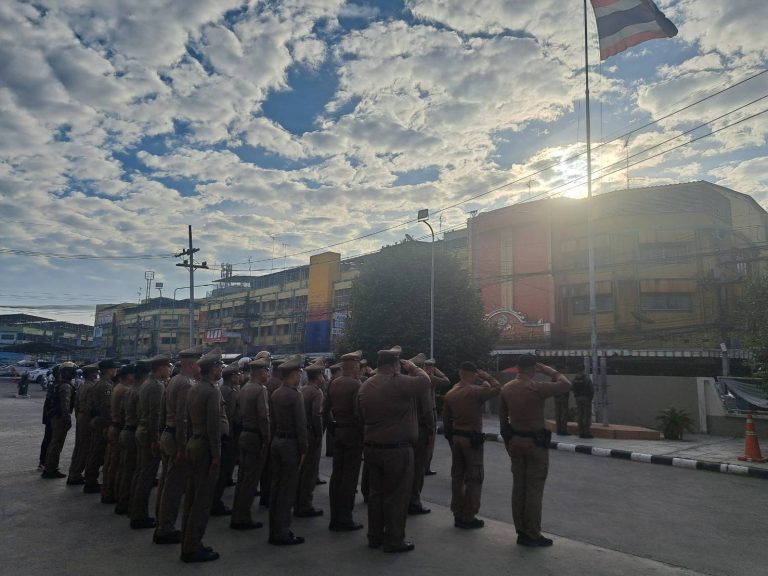 เข้าแถวเคารพธงชาติ