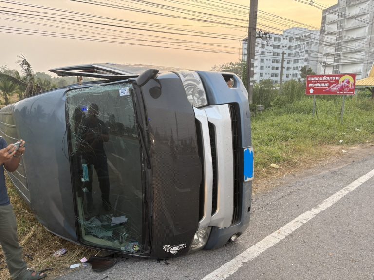 เหตุ ว.40 รถพลิกคว่ำ