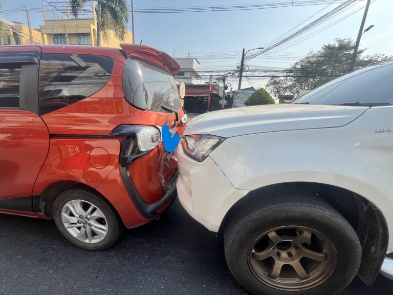 เหตุ ว.40 รถกระบะ ชนท้ายรถเก่ง