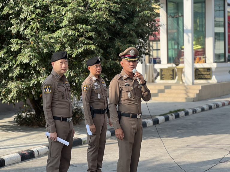 ร่วมเข้าเเถวเคารพธงชาติ