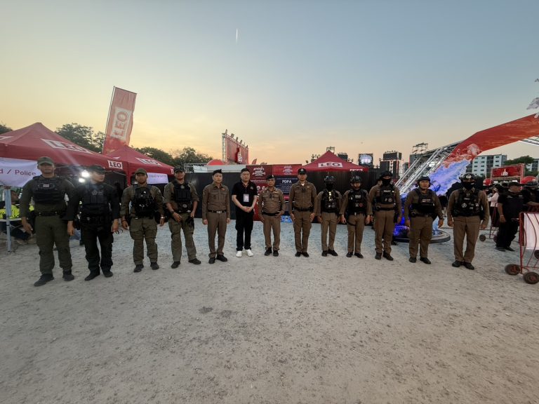 ดูแลความสงบเรียบร้อยภายในงาน สาดฉ่ำ แปดริ้วสงกรานต์เฟสติวัล