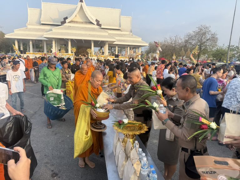 งานทำบุญตักบาตร เนื่องในวันสงกรานต์